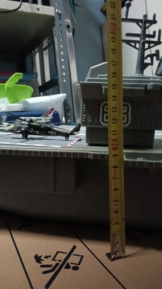 Portaaviones de juguete con aviones