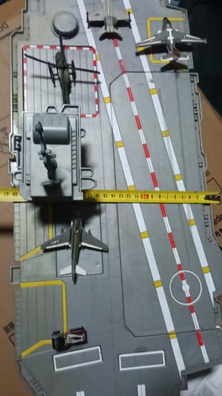 Portaaviones de juguete con aviones