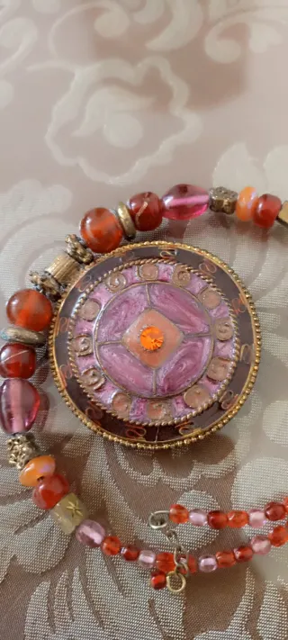 Gargantilla con medallón naranja y rosa