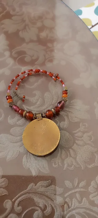 Gargantilla con medallón naranja y rosa