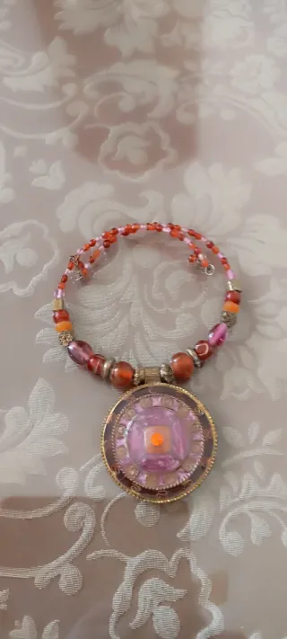 Gargantilla con medallón naranja y rosa