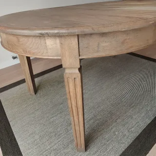 Mesa de comedor de madera redonda y extensible.