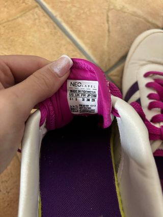 Zapatillas deportivas Adidas blancas y moradas