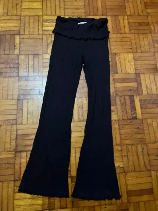 Pantalones acampanados negros acanalados