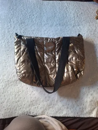Bolso tipo saco dorado y negro
