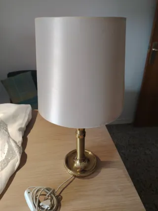 Lámpara de mesa dorada y beige