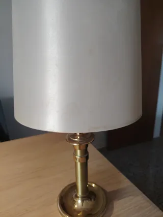 Lámpara de mesa dorada y beige