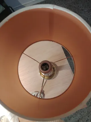 Lámpara de mesa dorada y beige