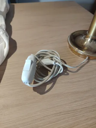 Lámpara de mesa dorada y beige