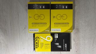 iPhone 13 con protector de pantalla y complementos