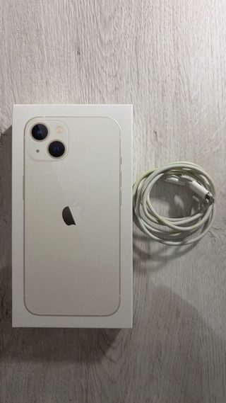 iPhone 13 con protector de pantalla y complementos