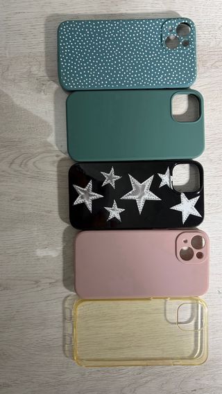 iPhone 13 con protector de pantalla y complementos