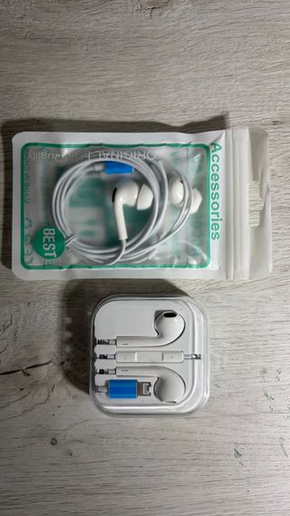 iPhone 13 con protector de pantalla y complementos