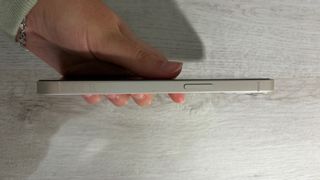 iPhone 13 con protector de pantalla y complementos