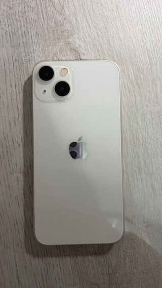 iPhone 13 con protector de pantalla y complementos