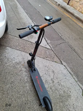 Patinete eléctrico negro