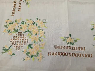 Centrotavola lino ricamato fiori gialli