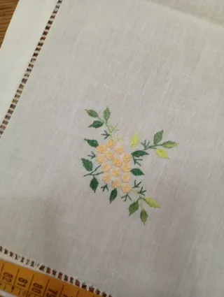 Centrotavola lino ricamato fiori gialli