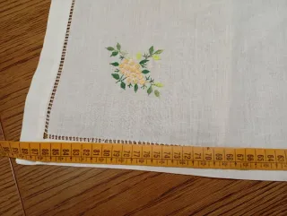 Centrotavola lino ricamato fiori gialli