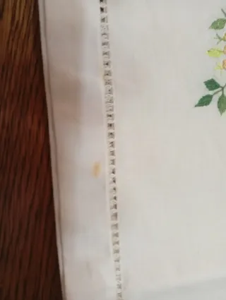 Centrotavola lino ricamato fiori gialli