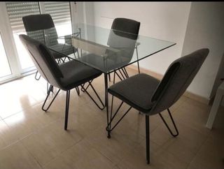 Mesa de cristal, no incluye sillas de comedor.