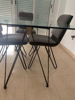 Mesa de cristal, no incluye sillas de comedor.
