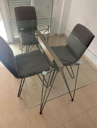 Mesa de cristal, no incluye sillas de comedor.