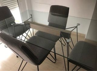 Mesa de cristal, no incluye sillas de comedor.