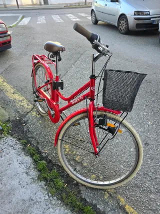 Bicicleta de paseo roja BH Bolero