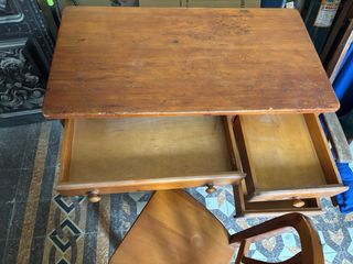 Mesa y silla de pino miel para restaurar