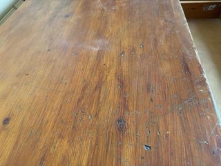 Mesa y silla de pino miel para restaurar