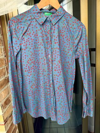 Camisa Benetton floral azul y roja Talla S