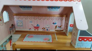 Casa de muñecas de madera