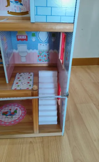 Casa de muñecas de madera