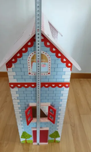 Casa de muñecas de madera