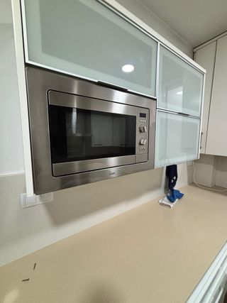 Mueble de cocina plateado y blanco