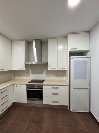 Mueble de cocina plateado y blanco