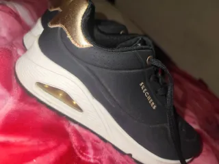 Zapatos Skechers Negros y Dorados