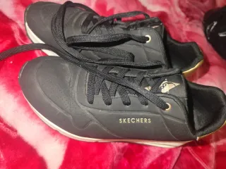 Zapatos Skechers Negros y Dorados