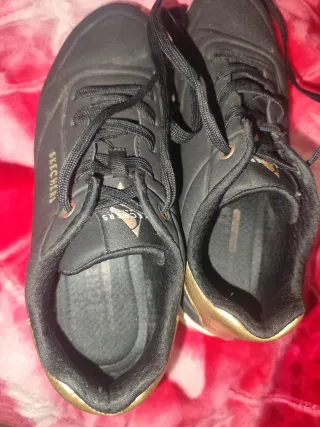 Zapatos Skechers Negros y Dorados