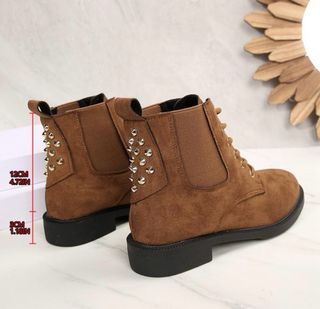 Botines marrones con tachuelas