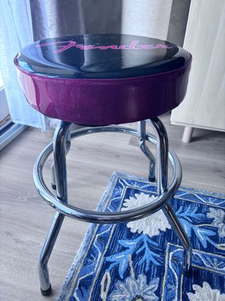 Taburete Fender púrpura y negro