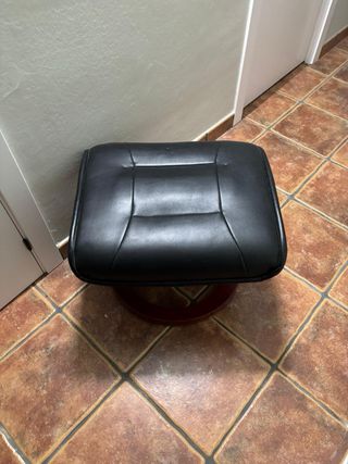 Puff redondo tapizado en piel negra