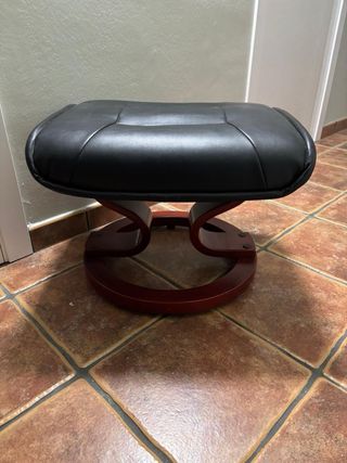 Puff redondo tapizado en piel negra