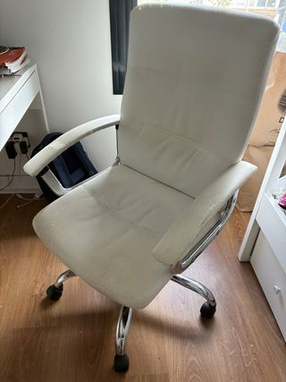 Silla de oficina blanca de piel sintética