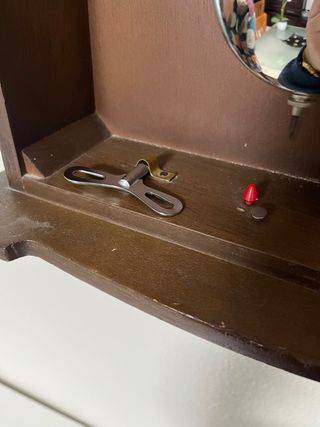 Reloj de pared antiguo de cuerda