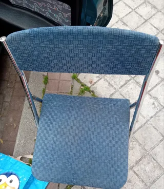 Silla plegable azul y plateada