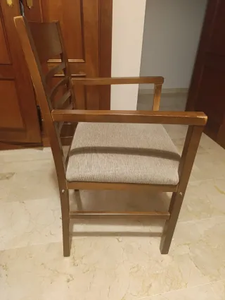 Sillón de madera y tela beige