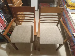 Sillón de madera y tela beige