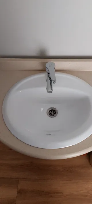 Mueble de baño madera y lavabo porcelana